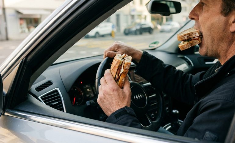 découvrez ce que le code de la route autorise réellement concernant le fait de manger un sandwich au volant pendant votre pause déjeuner, pour allier plaisir et sécurité.