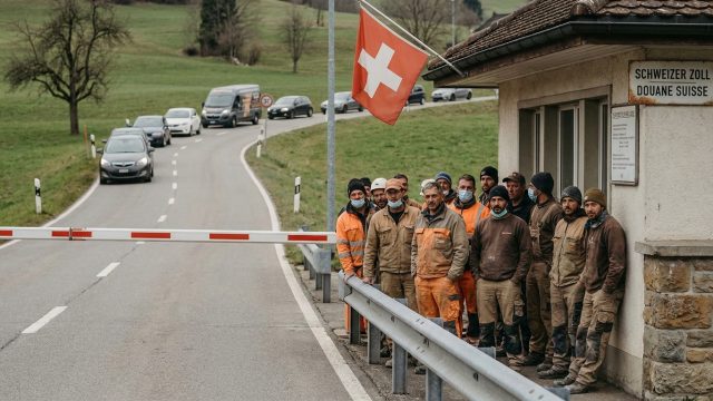 découvrez pourquoi la suisse envisage une fermeture majeure de ses frontières, empêchant certains travailleurs de se déplacer, et les raisons derrière cette décision controversée.