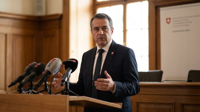 découvrez pourquoi le gouvernement suisse refuse désormais de verser les allocations, une décision qui suscite une forte pression en suisse.