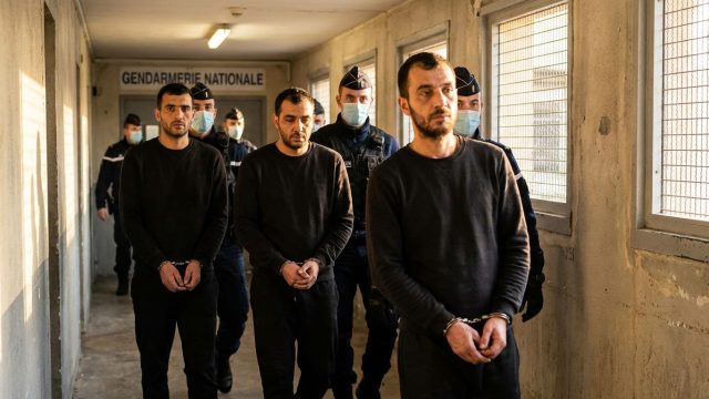 quatre hommes arrêtés en france suite à un vol spectaculaire de 550 000 euros en or et montres en suisse, une affaire qui fait grand bruit entre les deux pays.