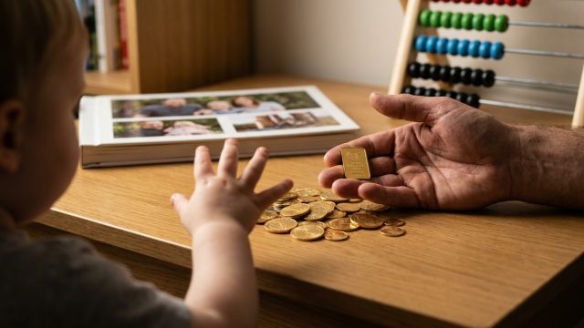 découvrez comment l'achat et la vente d'or offrent une solution fiable pour sécuriser l'avenir de vos enfants et faire fructifier votre capital grâce à un marché en croissance constante.