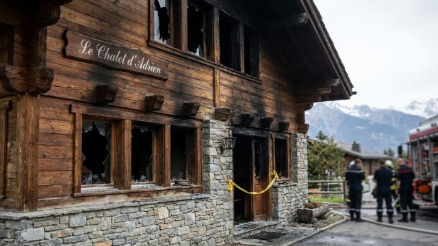la justice suisse lance une enquête suite à un nouvel incendie survenu dans un établissement à crans-montana, mettant en lumière les circonstances et les mesures prises.