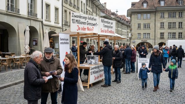 découvrez le débat crucial en suisse autour du seuil démographique fixé à 10 millions d'habitants, au centre d'un référendum majeur sur l'immigration et ses impacts.