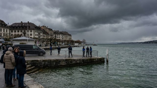 la préparation du g7 par emmanuel macron autour du lac léman provoque une tempête d'inquiétudes en suisse, entre enjeux logistiques et préoccupations locales.