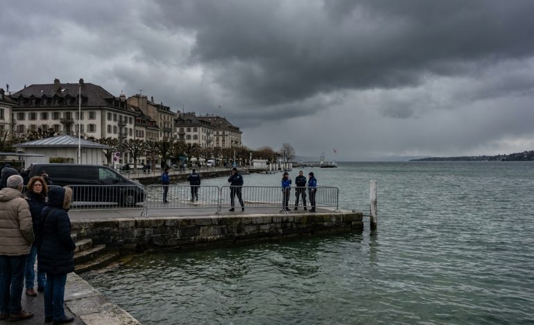 la préparation du g7 par emmanuel macron autour du lac léman provoque une tempête d'inquiétudes en suisse, entre enjeux logistiques et préoccupations locales.
