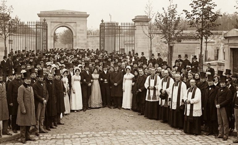 revivez l'inauguration historique du cimetière du père-lachaise à paris le 21 mai 1804 à travers cette vidéo exclusive.