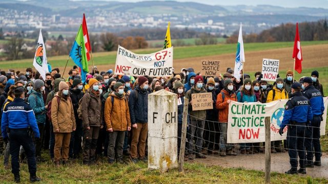 à la veille du g7, un contre-sommet militant dynamise la frontière franco-suisse à genève, avec des actions et revendications pour une alternative politique et sociale.