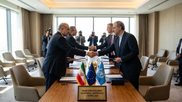 découvrez l'accord-cadre où l'iran s'engage à renoncer à son programme d'arme nucléaire en échange d'un soutien financier important, un tournant majeur pour la diplomatie internationale.