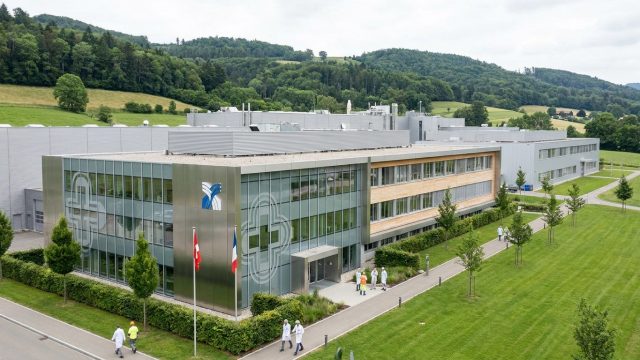 sandoz suisse investit 150 millions d'euros pour développer son site français de biomédicaments, renforçant ainsi son engagement dans l'innovation pharmaceutique en france.