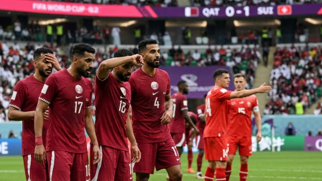 suivez le match clé entre le qatar et la suisse alors que le qatar cherche à se relancer après un début difficile lors de la coupe du monde de football.