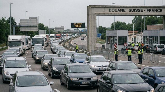découvrez comment les embouteillages aux frontières franco-suisses lors du g7 contrastent avec les craintes initiales d'une crise majeure.