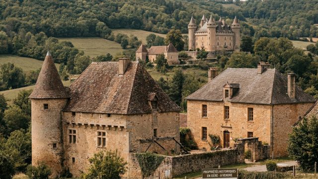 explorez l'immobilier d'exception en isère et découvrez des châteaux, maisons fortes et manoirs uniques qui allient histoire et prestige pour un cadre de vie remarquable.