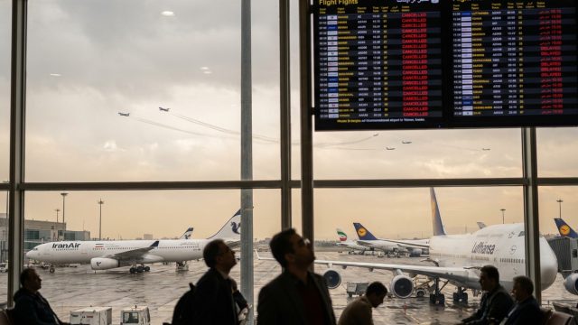 découvrez comment les négociations internationales autour de l'iran ont conduit à l'instauration d'une zone d'exclusion aérienne, impactant significativement le trafic aérien régional et mondial.