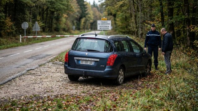 disparition inquiétante d'une infirmière de 44 ans dans le doubs. sa voiture a été retrouvée près de la frontière, suscitant une recherche urgente.