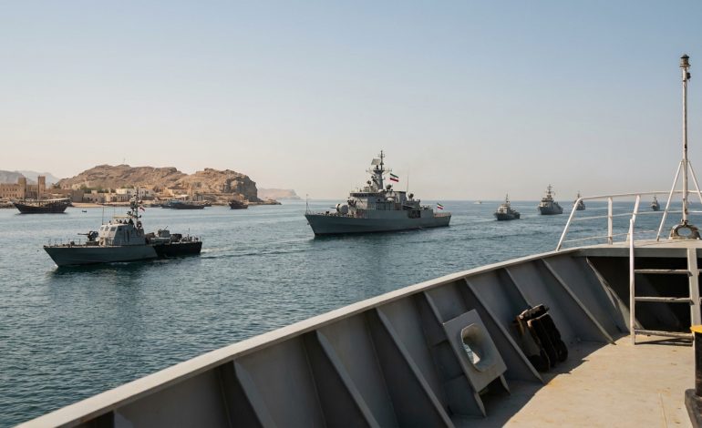 l'iran menace de rouvrir le détroit d'ormuz en réponse aux frappes israéliennes au liban, exacerbant les tensions régionales et les enjeux géopolitiques au moyen-orient.