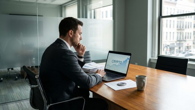 la fca envisage d'autoriser les fonds ucits à investir indirectement dans les cryptomonnaies, ouvrant de nouvelles opportunités d'investissement tout en assurant la protection des investisseurs.