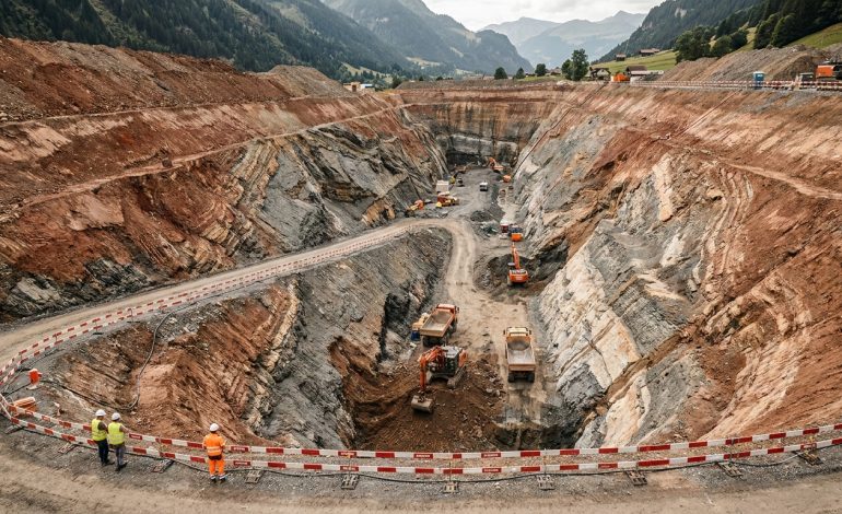 découvrez la spectaculaire fosse de 27 mètres creusée en suisse, plus longue que deux terrains de football, et explorez les secrets fascinants qu'elle révèle.