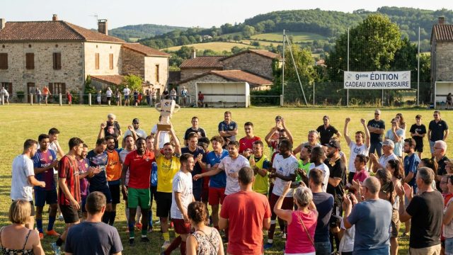 à paziols, un simple cadeau d'anniversaire a donné naissance à un tournoi de football qui, neuf ans plus tard, réunit toujours la communauté locale dans une ambiance festive et conviviale.