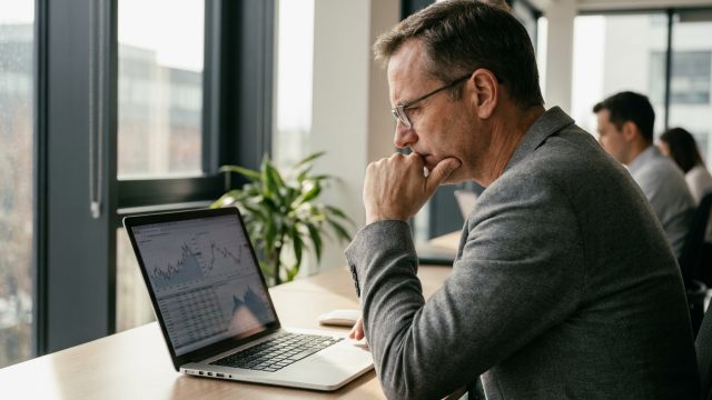 barry callebaut en légère baisse : les analystes restent prudents avant la publication des résultats de vente, anticipant des performances incertaines.