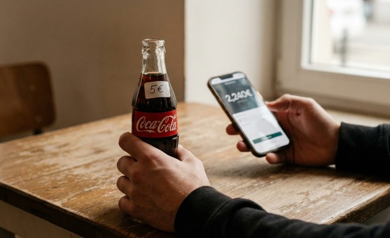 découvrez les pays où le prix de vos achats quotidiens, de 5 € pour un coca-cola à 2 240 € pour un iphone, transforme des produits courants en véritables luxes.