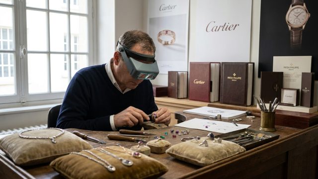 découvrez comment la joaillerie, de l'atelier intime aux maisons emblématiques, revitalise le secteur du luxe en difficulté grâce à son savoir-faire et son innovation.