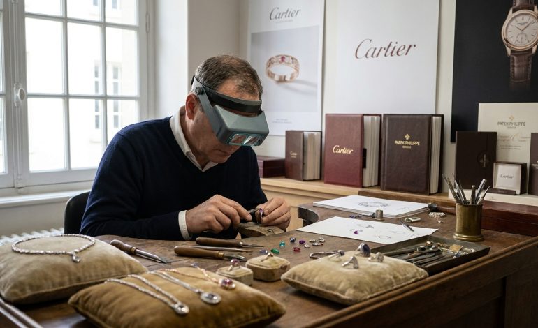 découvrez comment la joaillerie, de l'atelier intime aux maisons emblématiques, revitalise le secteur du luxe en difficulté grâce à son savoir-faire et son innovation.