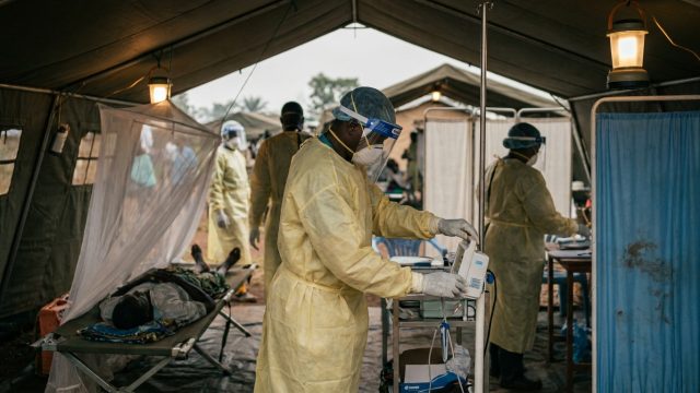 suivez l'évolution de l'épidémie d'ébola en rdc avec un bilan tragique de 600 décès, les autorités intensifiant les efforts pour contenir la crise sanitaire.