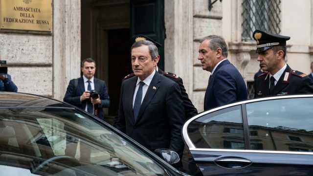 deux agents russes, opérant sous couverture diplomatique, ont été expulsés d'italie pour des activités d'espionnage, marquant une nouvelle tension diplomatique entre les deux pays.