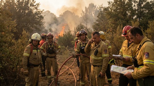 découvrez le courage des héros multitâches qui veillent sans relâche aux avant-postes de l'incendie en gironde, protégeant la région en flammes.