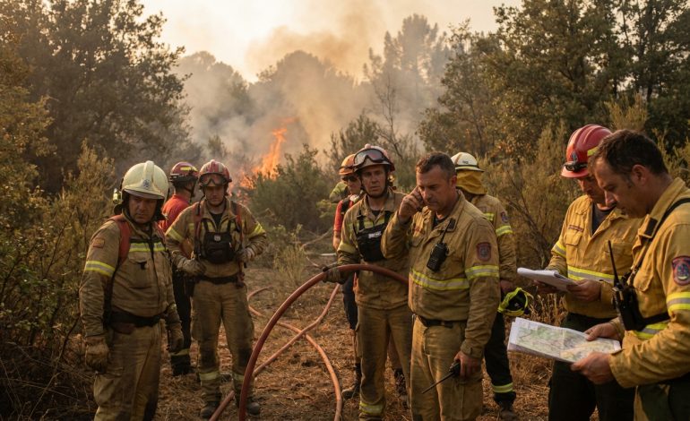 découvrez le courage des héros multitâches qui veillent sans relâche aux avant-postes de l'incendie en gironde, protégeant la région en flammes.
