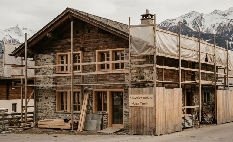après l'incendie tragique à crans-montana, découvrez si la famille moretti prévoit de rouvrir leur établissement suite aux rénovations.