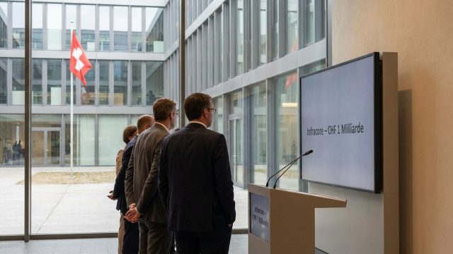infracore, entreprise suisse, franchit un cap majeur en atteignant une capitalisation boursière d'un milliard de dollars lors de son introduction en bourse, marquant un succès significatif sur les marchés financiers.