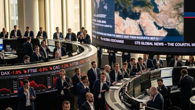 l'europe commence la journée en baisse, impactée par les tensions au moyen-orient qui freinent l'appétit pour le risque des investisseurs.