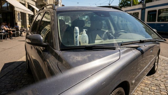 découvrez le mystère des chiffres sur vos bombes de déodorant et comment la chaleur du soleil peut affecter votre voiture. conseils pratiques pour protéger vos biens.