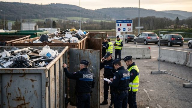 les douaniers de besançon renforcent leurs contrôles pour lutter contre l'importation illégale de déchets en provenance de suisse, protégeant ainsi l'environnement et la légalité.