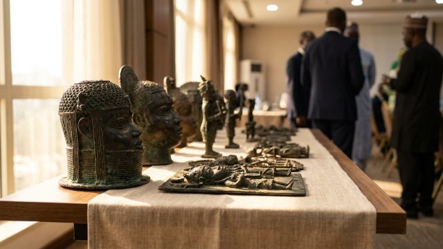 la suisse restitue un premier ensemble de bronzes du royaume du bénin au nigeria, marquant une étape importante dans la restitution des patrimoines culturels africains.