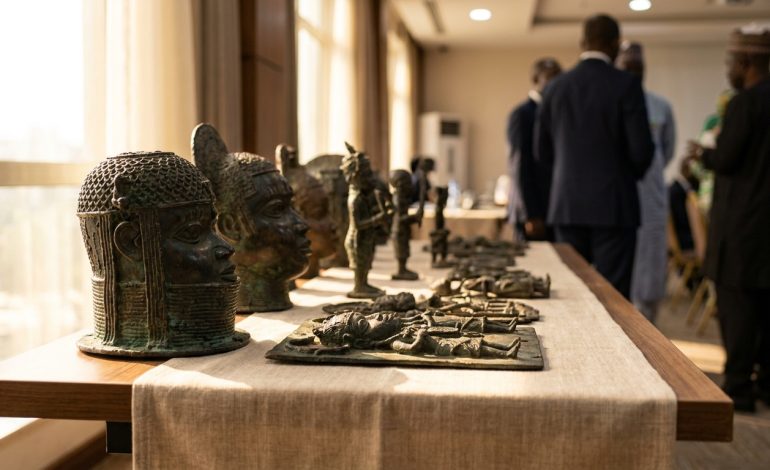 la suisse restitue un premier ensemble de bronzes du royaume du bénin au nigeria, marquant une étape importante dans la restitution des patrimoines culturels africains.