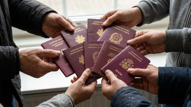 découvrez comment les passeports européens dominent le classement mondial avec neuf positions sur dix, selon un nouvel indice révélateur.