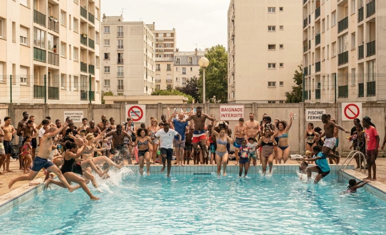 sous une chaleur intense, des dizaines de français bravent l'interdit en plongeant illégalement dans une piscine, cherchant fraîcheur et répit malgré les risques.