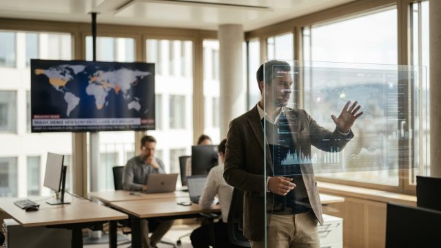 découvrez comment swiss re analyse l'impact de l'intelligence artificielle et des conflits géopolitiques sur l'évolution et l'innovation dans le secteur de l'assurance.
