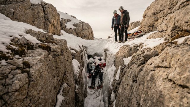 tragédie dans les alpes italiennes : deux alpinistes roumains retrouvés morts dans une crevasse à seulement 20 mètres, une perte tragique en haute montagne.