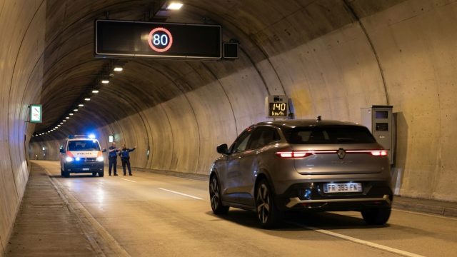 un automobiliste français contrôlé à 140 km/h dans un tunnel suisse limité à 80 km/h risque des sanctions lourdes. découvrez les conséquences possibles de cet excès de vitesse en suisse.