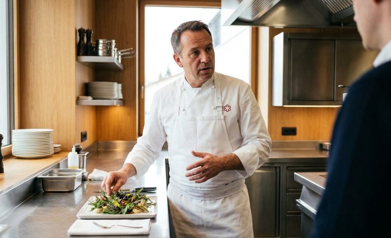 découvrez les secrets d'un chef étoilé et comment travailler pour un milliardaire américain peut vous rapporter jusqu'à 300 000 dollars par an, entre passion culinaire et rémunération exceptionnelle.