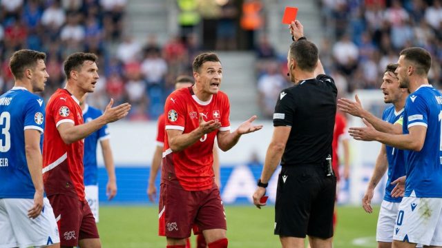 découvrez comment un carton rouge controversé, qualifié d'erreur d'arbitrage, a bouleversé le match pour la suisse, suscitant de vives réactions et débats.