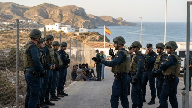 découvrez comment la force frontière d'intervention rapide est déployée à ceuta pour gérer efficacement la crise migratoire actuelle et assurer la sécurité aux frontières.