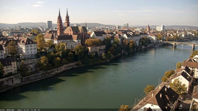 profitez d'une vue en direct exceptionnelle de bâle avec notre webcam offrant un panorama splendide sur le rhin et la cathédrale münster.