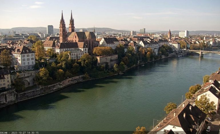 profitez d'une vue en direct exceptionnelle de bâle avec notre webcam offrant un panorama splendide sur le rhin et la cathédrale münster.