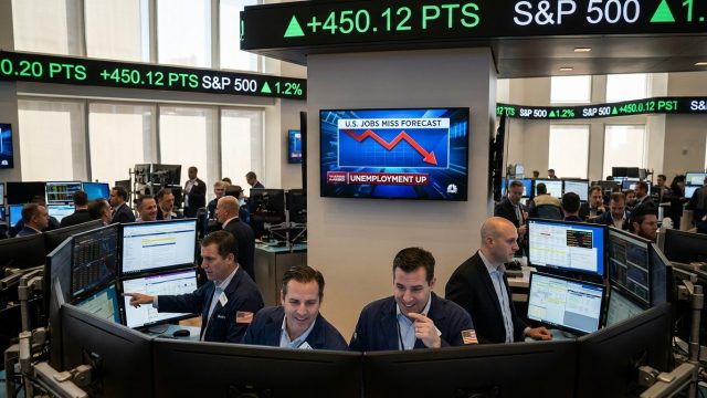découvrez pourquoi, malgré un rapport d'emploi américain décevant, les bourses continuent de grimper de manière paradoxale et ce que cela signifie pour les investisseurs.