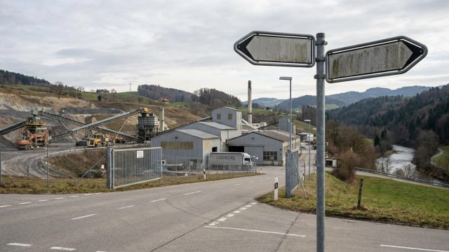découvrez comment glencore navigue entre défis majeurs et turbulences dans un secteur en constante évolution.