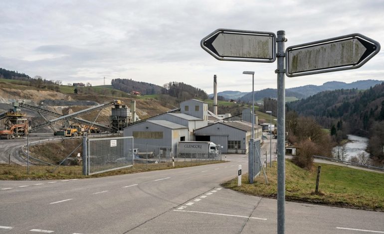 découvrez comment glencore navigue entre défis majeurs et turbulences dans un secteur en constante évolution.